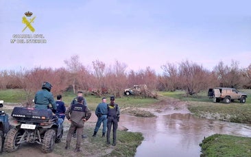 Disuelven una prueba ilegal 'off road' de 4x4 organizada en un arroyo de Doñana aprovechando la peregrinación de Triana