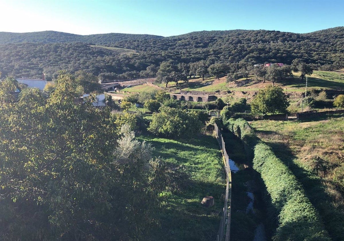 Vista a la sierra desde Arroyomolinos de León