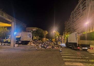 Se roza la tragedia en Huelva: cae al interior del camión de la basura