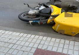 Un herido tras la colisión entre una moto y un turismo en el casco urbano de Almonte
