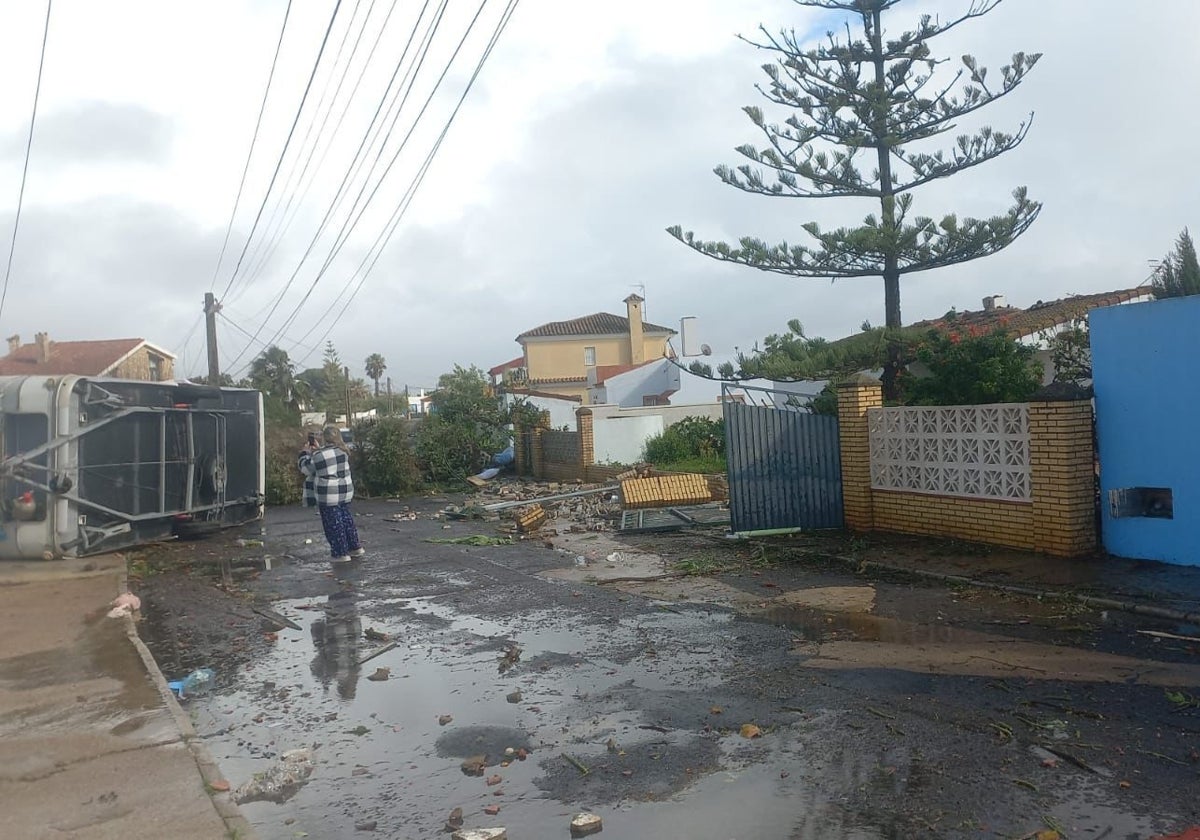 Remolque volcado y muro destrozado tras el paso de un tornado entre Ayamonte e Isla Cristina