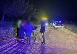 Rescatan, de noche y en un camino de difícil acceso, a un ciclista accidentado en Almonte