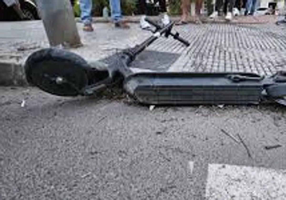 Un patinete caído en el suelo en una imagen de archivo