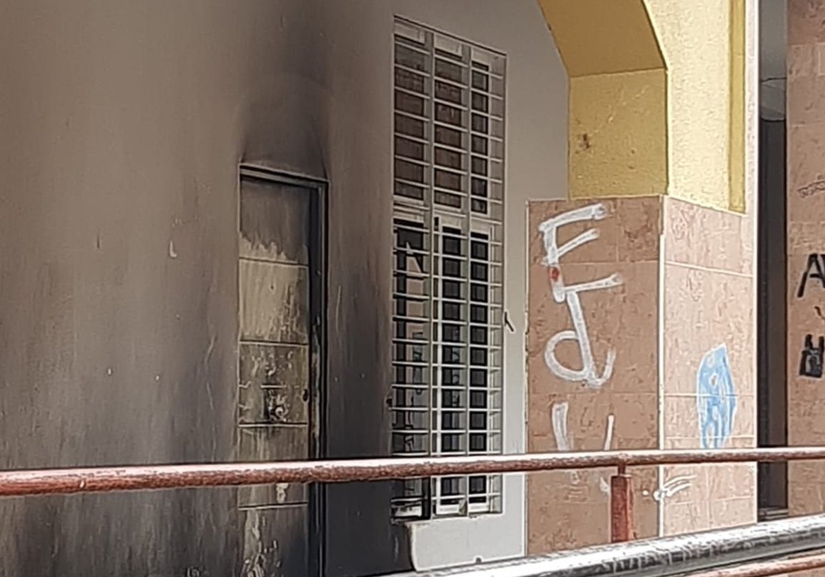 Fuego en el local situado a espaldas del Centro Social El Lazareto en El Higueral