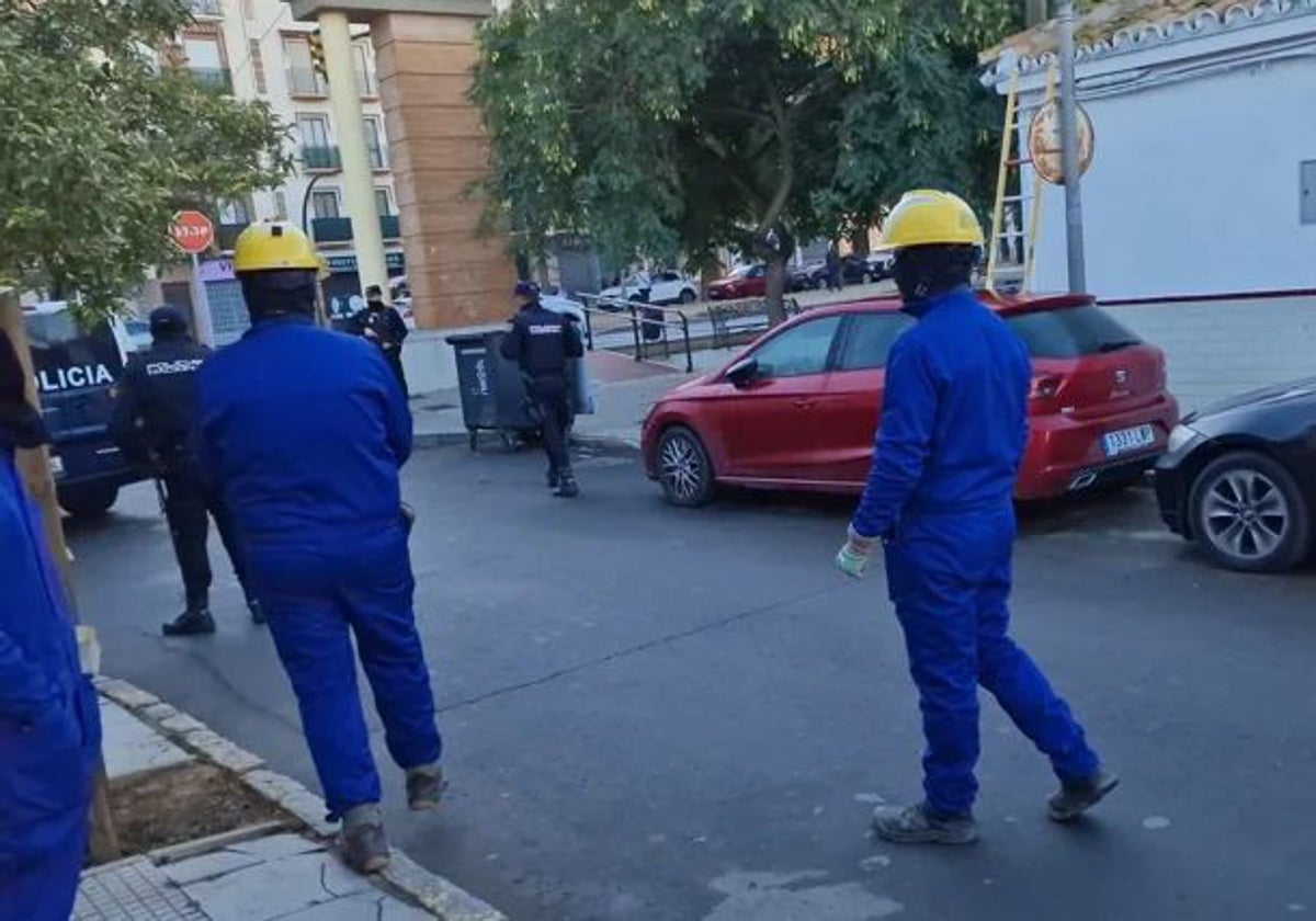 Técnicos de Endesa trabajando en la barriada Navidad con la cara tapada para evitar represalias