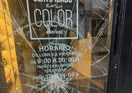 Destrozan el escaparate de la peluquería de Moisés Giraldo en Huelva capital