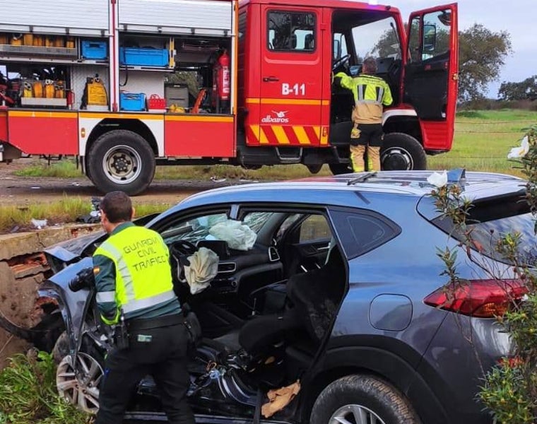 Agentes de la Guardia Civil de Tráfico se acercaron también hasta la zona del accidente