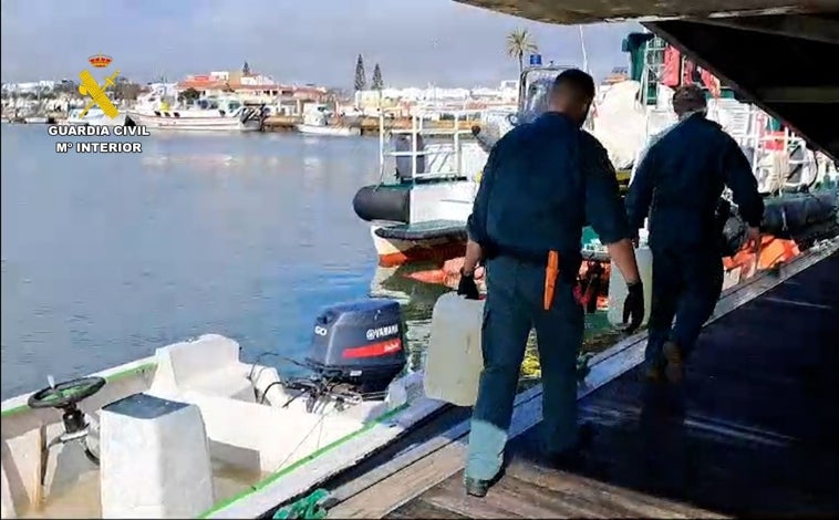 Imagen principal - Narcotráfico en Huelva: Prosigue la lucha contra el petaqueo con la retirada de otras cuatro embarcaciones cargadas de combustible para los narcos