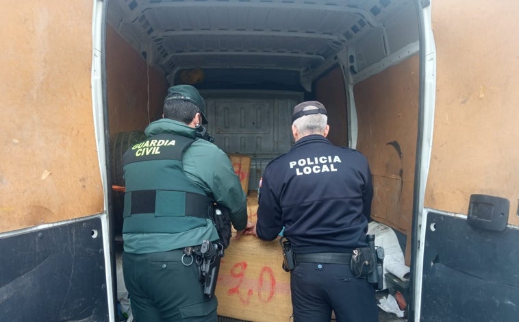 Imagen principal - Narcotráfico en Huelva: Intervienen 38 fardos de hachís entre Villablanca y Lepe tras varias persecuciones