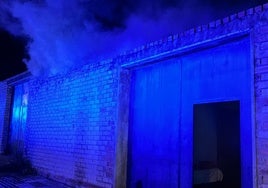 Hallan una persona muerta tras sofocar un incendio en un solar de Almonte