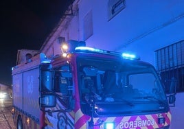 Rescatan a un hombre de su vivienda en llamas en Corteconcepción