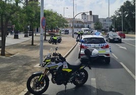 Herido grave un motorista al salirse de la vía en el centro de Huelva