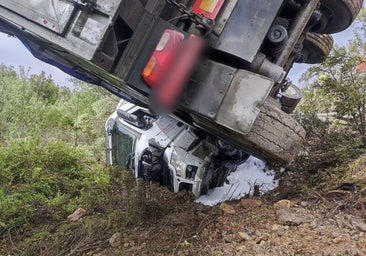 Herido el conductor de un camión que volcó cuando circulaba por El Buitrón