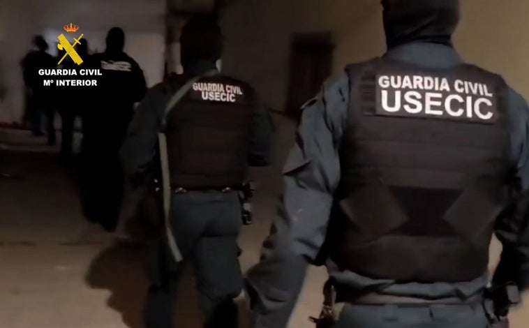 Imagen principal - Distintas imágenes de la operación policial