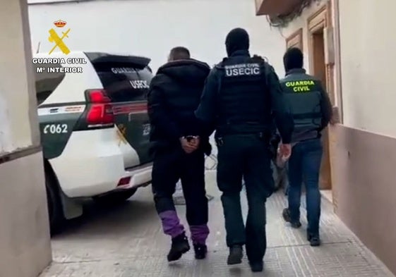 Agentes de la Guardia Civil, con una de las personas detenidas