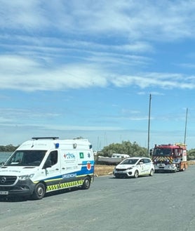 Imagen secundaria 2 - Arriba, accidente de tráfico ocurrido en la carretera HU-5058, en Punta Umbría, donde un vehículo se salió de la vía quedando volcado en la cuneta. Sobre estas líneas, incendio de un vehículo en La Palma del Condado y asistencia a una persona en el Puerto de Punta Umbría