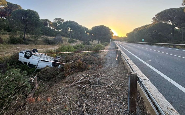 Imagen principal - Arriba, accidente de tráfico ocurrido en la carretera HU-5058, en Punta Umbría, donde un vehículo se salió de la vía quedando volcado en la cuneta. Sobre estas líneas, incendio de un vehículo en La Palma del Condado y asistencia a una persona en el Puerto de Punta Umbría