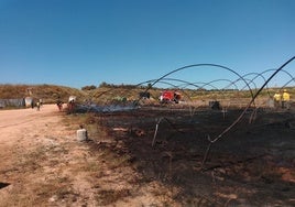 Incendio en Huelva: Arde la estructura de plástico de un invernadero de 20 metros entre Villarrasa y Rociana