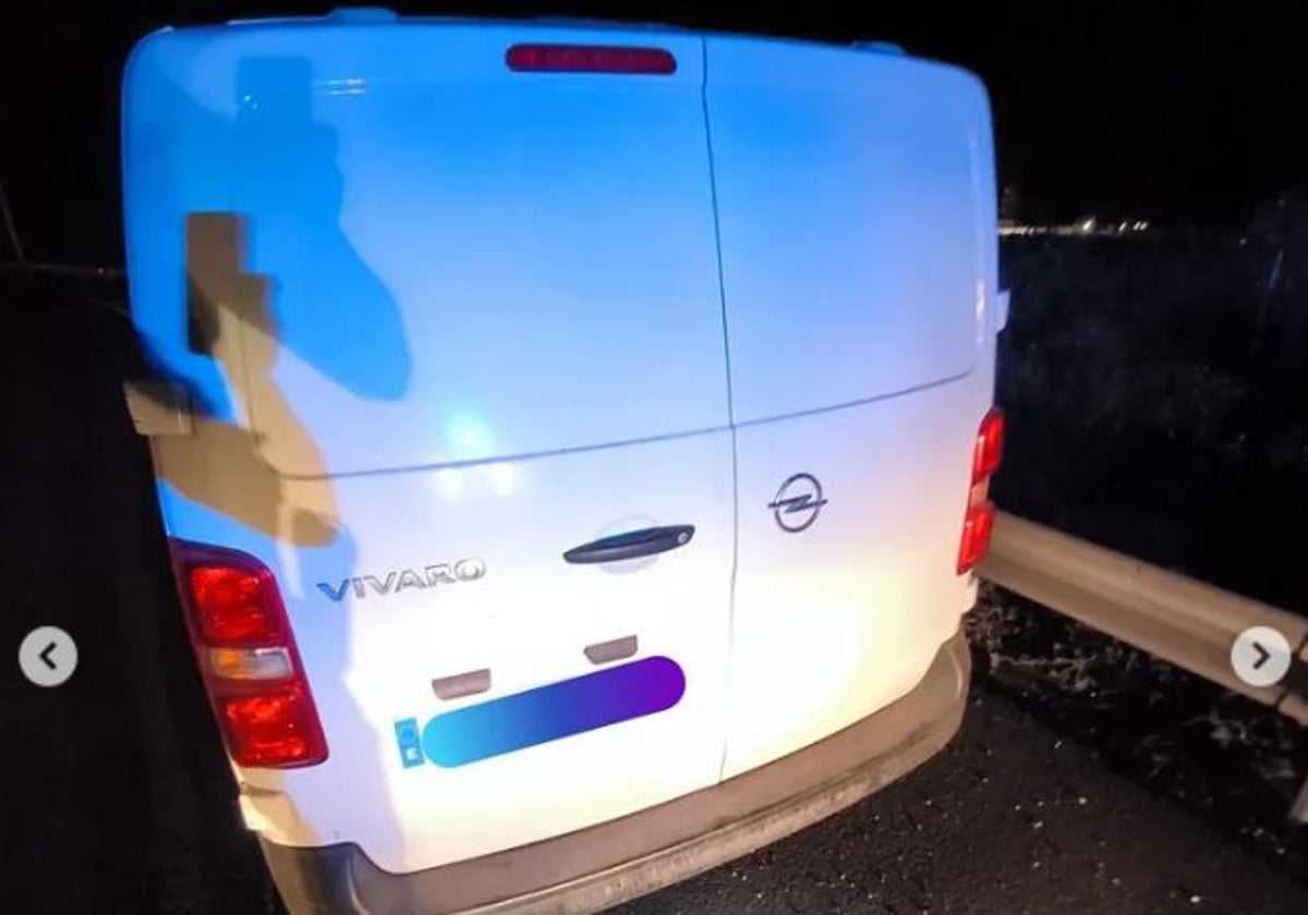 Una de las furgonetas abandonadas en la autovía