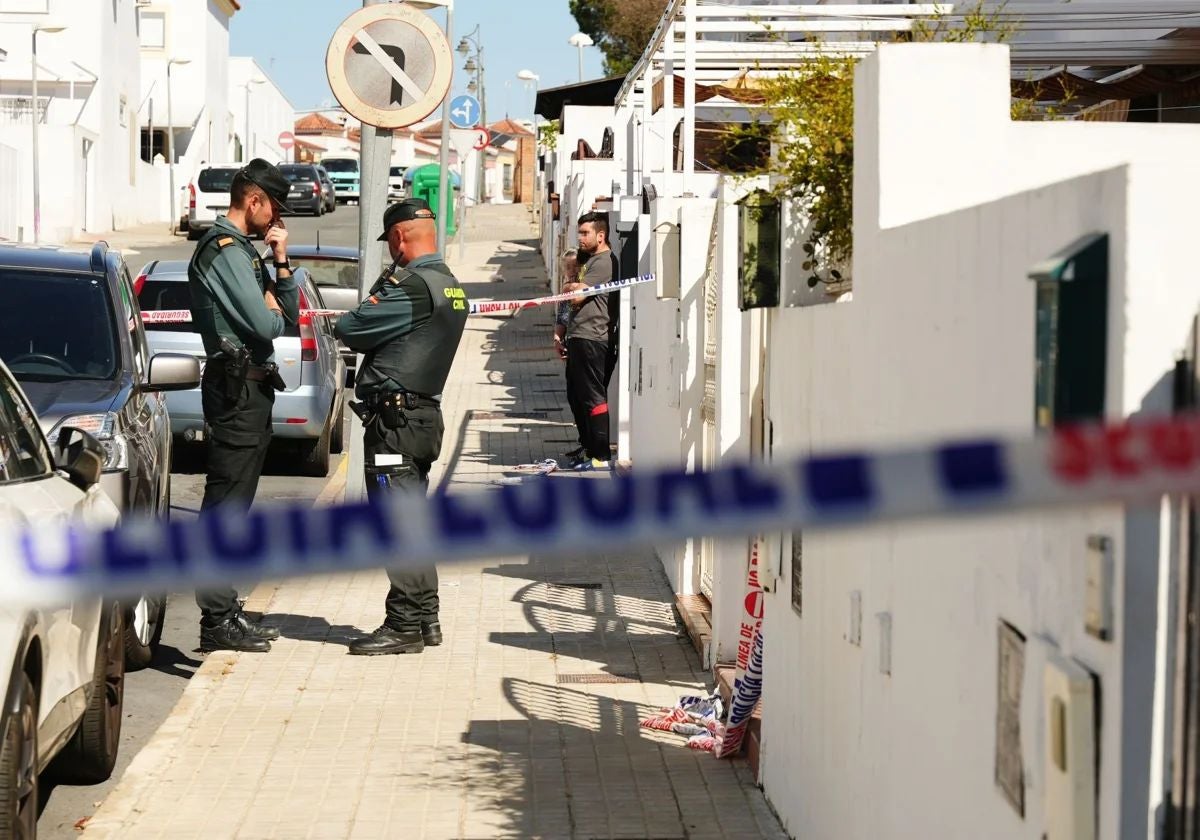 Agentes de la Guardia Civil, a las puertas del domicilio de la mujer asesinada en Cartaya