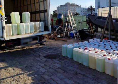 Imagen secundaria 1 - Narcotráfico en Huelva: Dos petaqueros huyen dejando en la playa de Isla Cristina 162 garrafas de combustible para narcolanchas