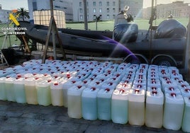 Narcotráfico en Huelva: Dos petaqueros huyen dejando en la playa de Isla Cristina 162 garrafas de combustible para narcolanchas