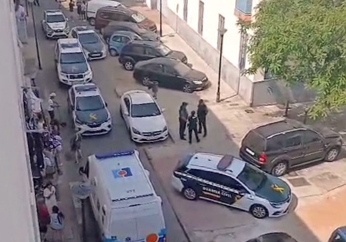 Servicios sanitarios y coches de la Guardia Civil, junto al lugar del tiroteo