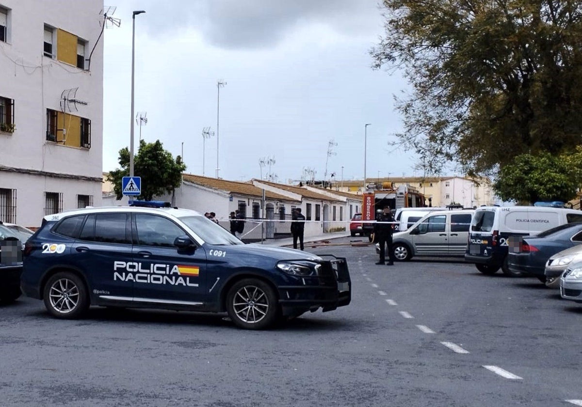 Agentes de Policía Nacional y bomberos en Pérez Cubillas en una imagen de archivo