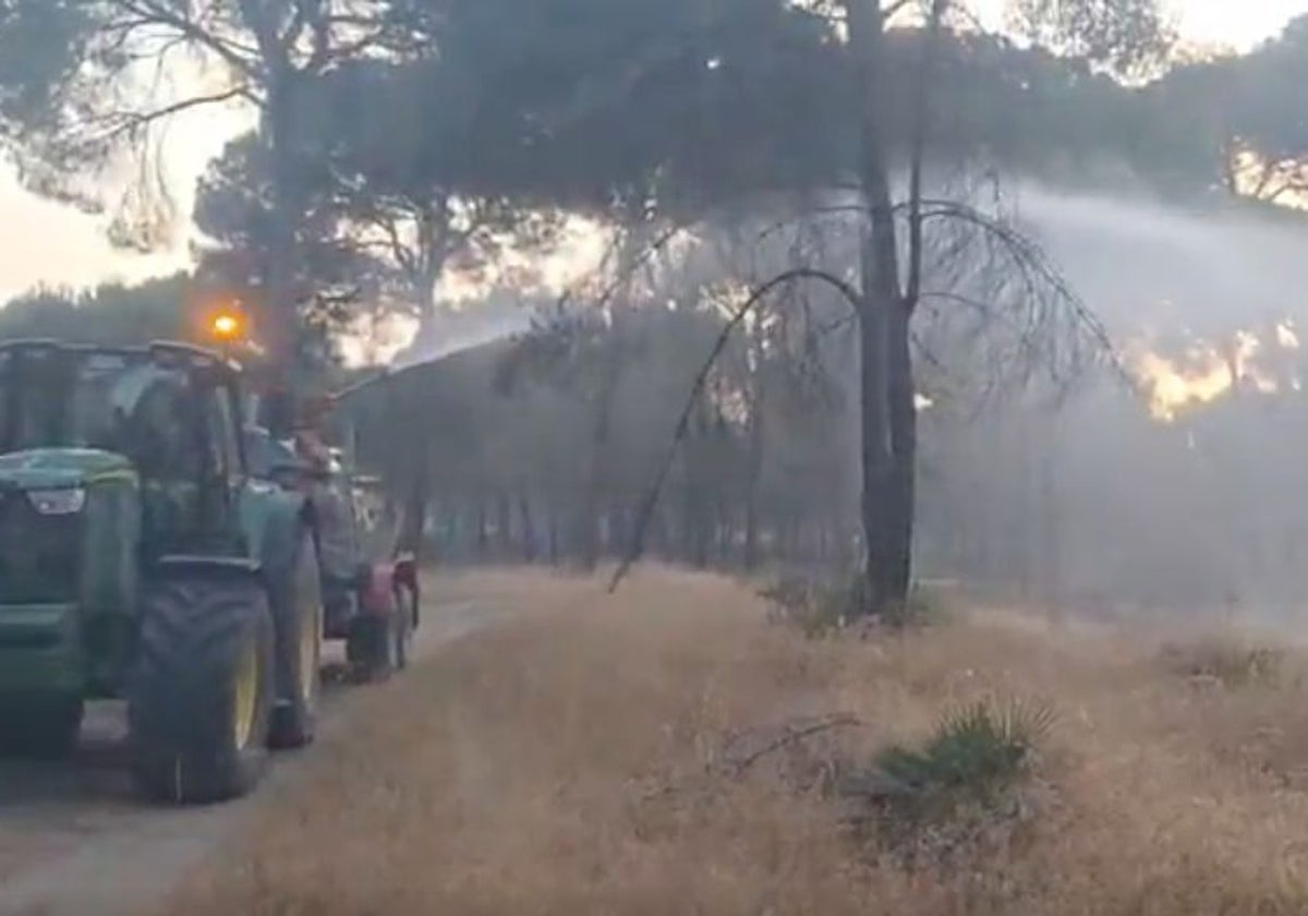 Agricultores de Almonte ayudando a combatir el fuego desde un tractor