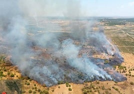 Un incendio forestal en Villablanca deja un herido por quemaduras y provoca cuatro desalojos