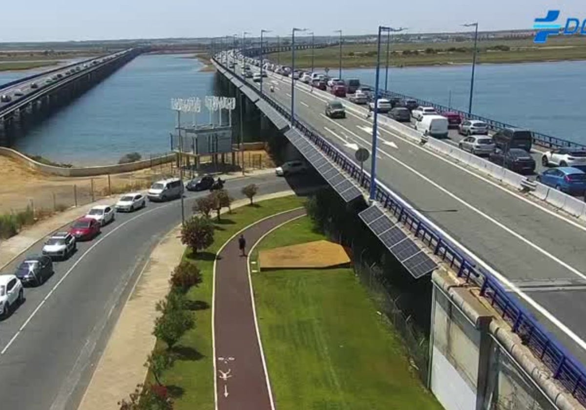 Atascos en los dos puentes sobre el odiel