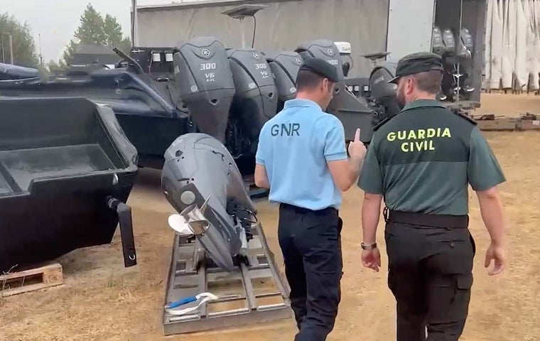 Un guardia civil y un 'guardinha' durante la operación