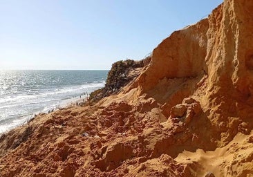Salvan la vida a un joven sepultado por el derrumbe de un acantilado en Matalascañas