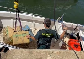 Narcotráfico en Huelva: Intervienen en Palos más de 800 kilos de hachís de una embarcación que navegaba por la ría