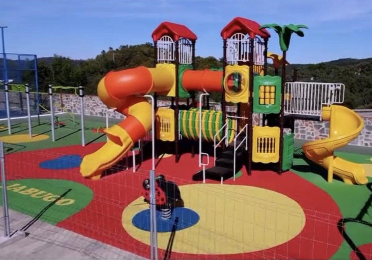 El Ayuntamiento de Jabugo advierte de la presencia de tanzas de pescar en un parque infantil