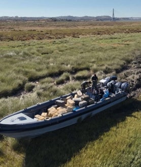 Imagen secundaria 2 - Narcotráfico en Huelva: Cuatro detenidos en la intervención de dos embarcaciones cargadas con cinco toneladas de hachís y 2.000 litros de combustible