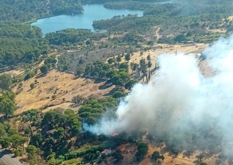 Imagen secundaria 1 - Extinguido un incendio forestal en El Campillo