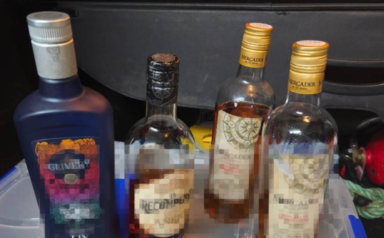 Imagen principal - Casi 100 denuncias por botellón el fin de semana en Punta Umbría
