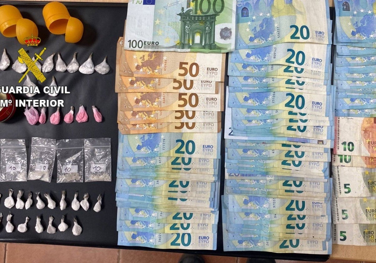Dinero y sustancias intervenidos a dos hombres detenidos por la Guardia Civil en Ayamonte