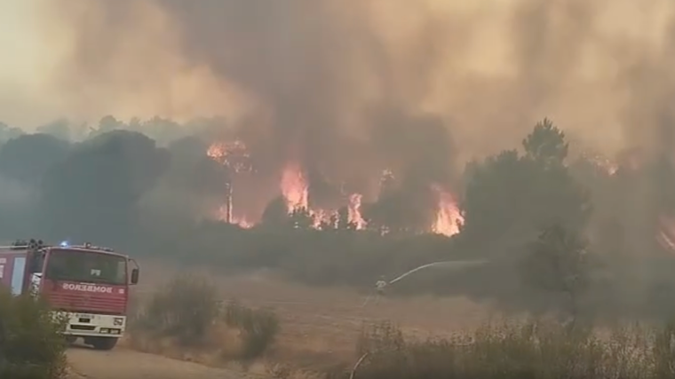 Labores de extinción de los bomberos en el incendio de Aroche