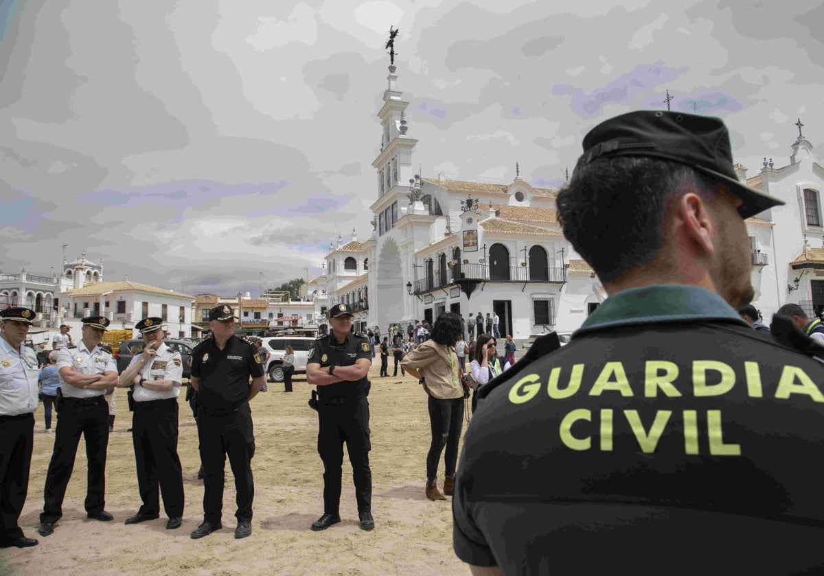 Efectivos de seguridad en El Rocío