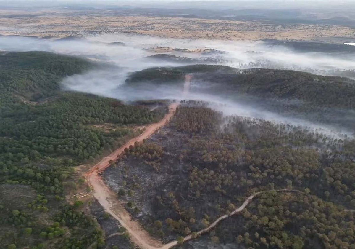 Incendio en Aroche, en la sierra de Huelva