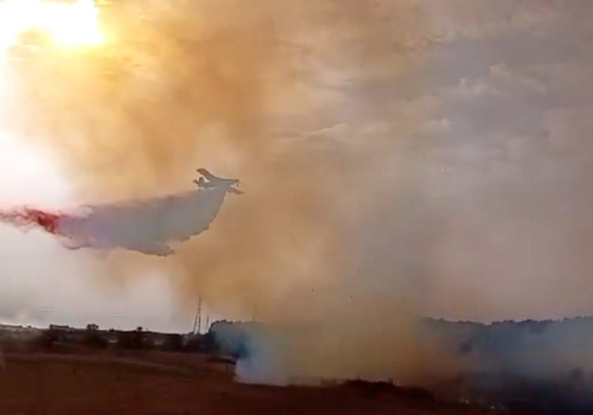 Una avioneta del Infoca descarga en el incendio declarado en Hinojos
