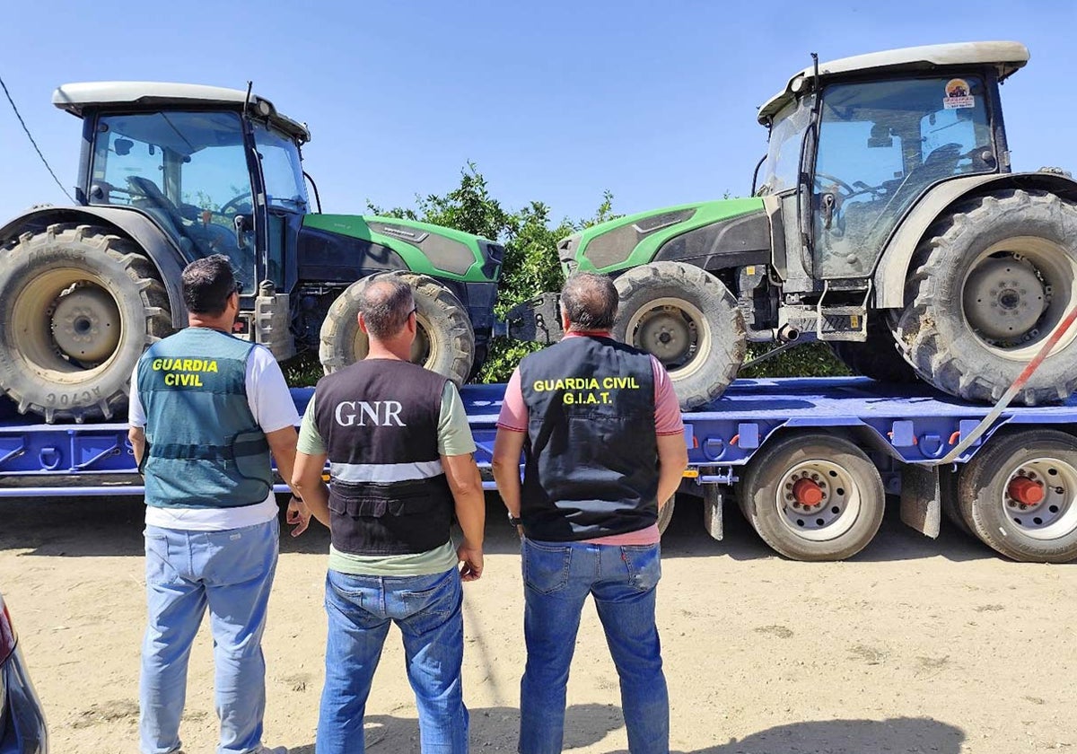Los agentes junto a los vehículos recuperados