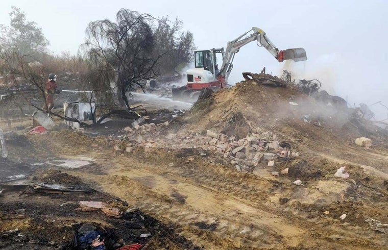 El fuego devora más de doce chabolas del asentamiento 'La Cuadra' de Lepe