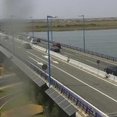 Cámara de tráfico en el inicio del Puente del Odiel