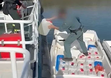 Los petaqueros abandonan una embarcación con más de 3.000 litros de combustible en Nuevo Portil