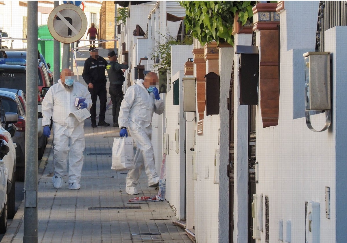 Agentes de la Policía Científica acceden al escenario del crimen machista registrado en primavera