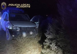 Persecución en Matalascañas: Roba un vehículo de la Junta y lo acaba estrellando contra la valla del Parque Dunar