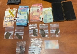 Detenido tras huir en patinete al ser sorprendido menudeando en la romería de Palos